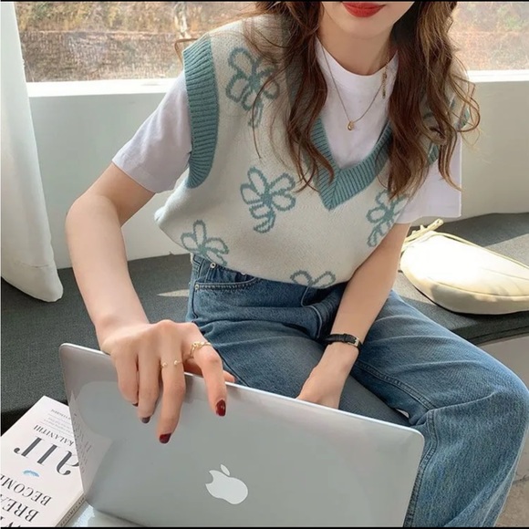 Blue Flower Print Sweater Vest - Picture 3 of 4